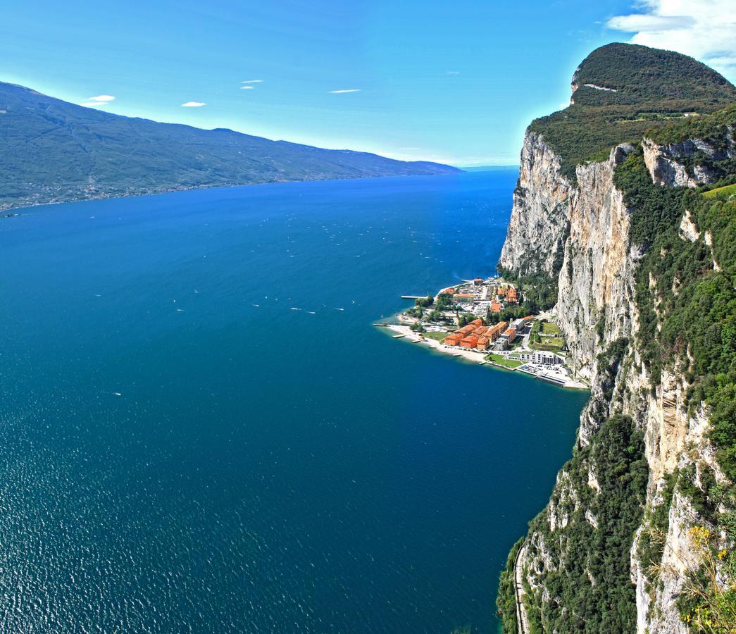 Campione Giulia Exclusive Lakefront Apartment By Gardadomusmea Campione del Garda Bagian luar foto